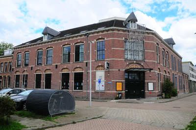 904644 Gezicht op Het Huis Utrecht (Boorstraat 107, ontwikkelplek voor podiumkunstenaars ) te Utrecht, met rechts de ...